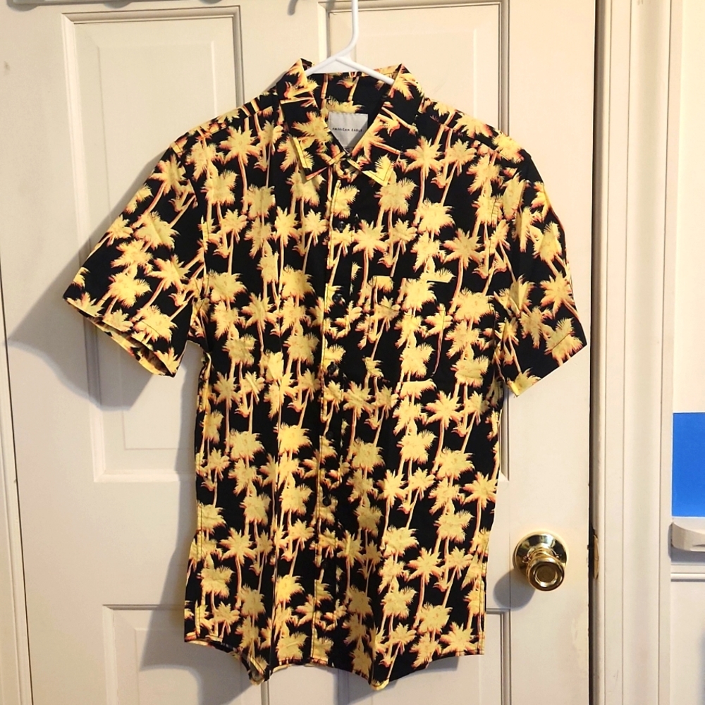 EUC Men's Med American Eagle short sleeve button down shirt Tropical/ Hawaiian